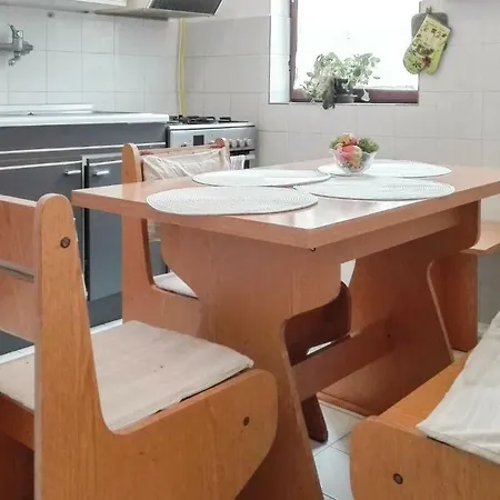 펜션 Three Bedroom Holiday In